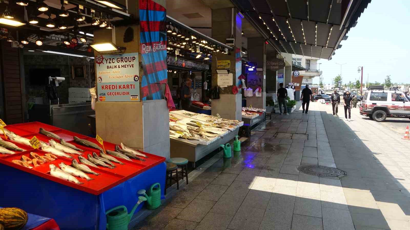 Kurbanlar kesildi, balık hali sessizliğe büründü