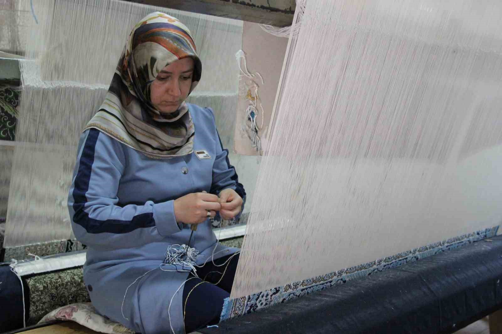 İpeği sanata dönüştürüyor, aile bütçelerine katkı sağlıyorlar