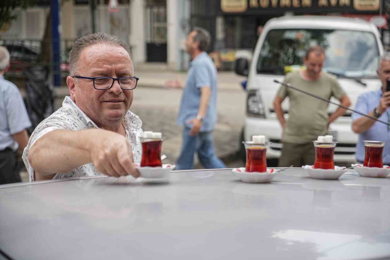 Çayları Otomobille Taşıyan Esnaf Sosyal Medyada Gündem Oldu!