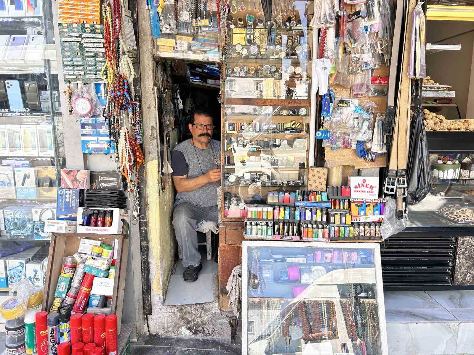 ’Çakmak doktoru’ baba, 3 evladını okutup meslek sahibi yaptı