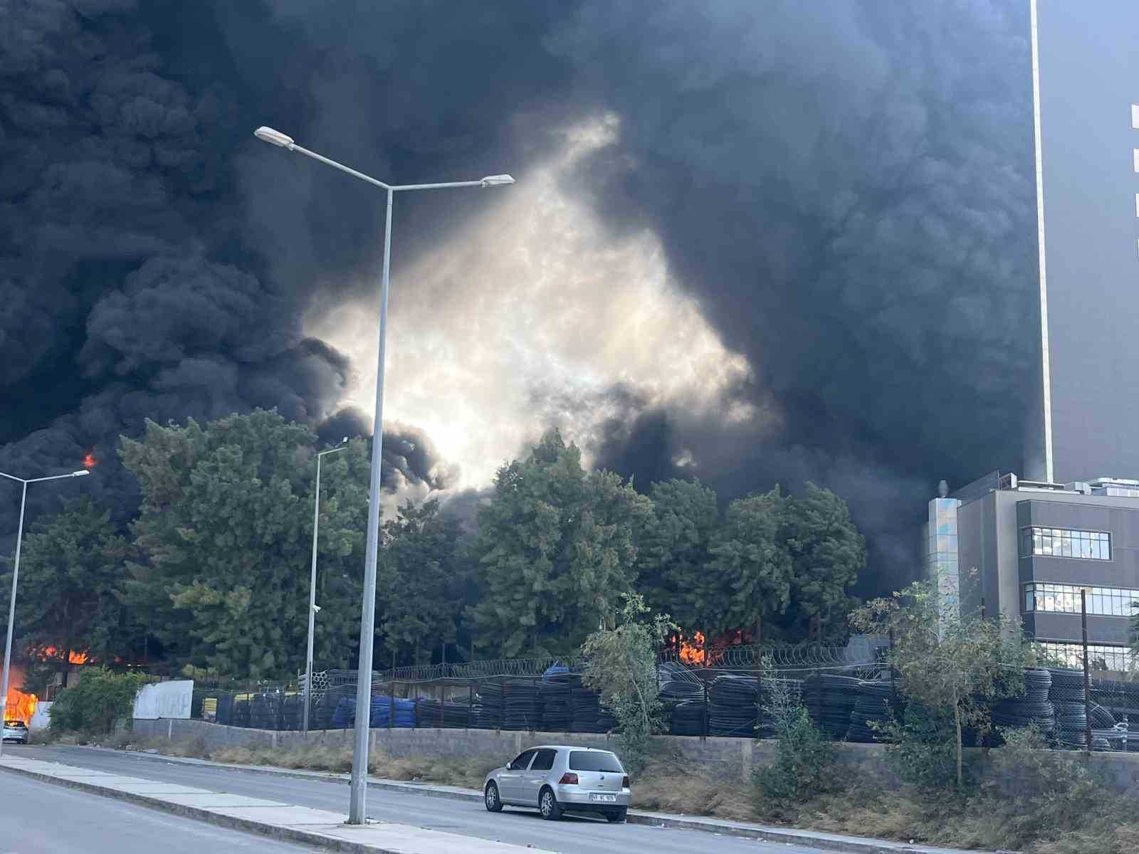 İzmir’de fabrika yangını: Müdahele sürüyor