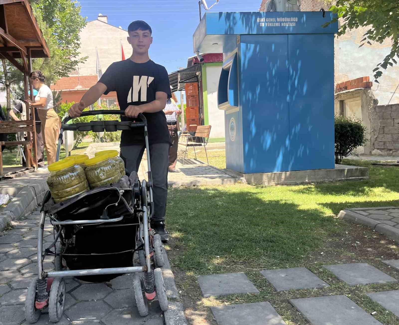 Bebek arabasına yüklediği salamura yapraklarını satarak geçiniyor