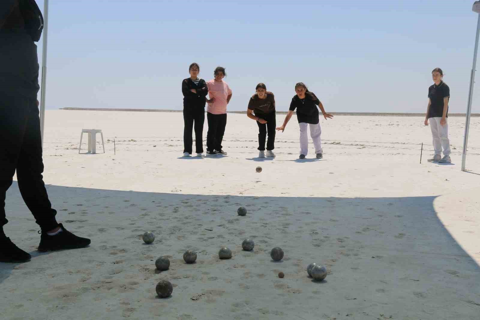 Tuz Gölü’nde öğrencilerin bocce heyecanı