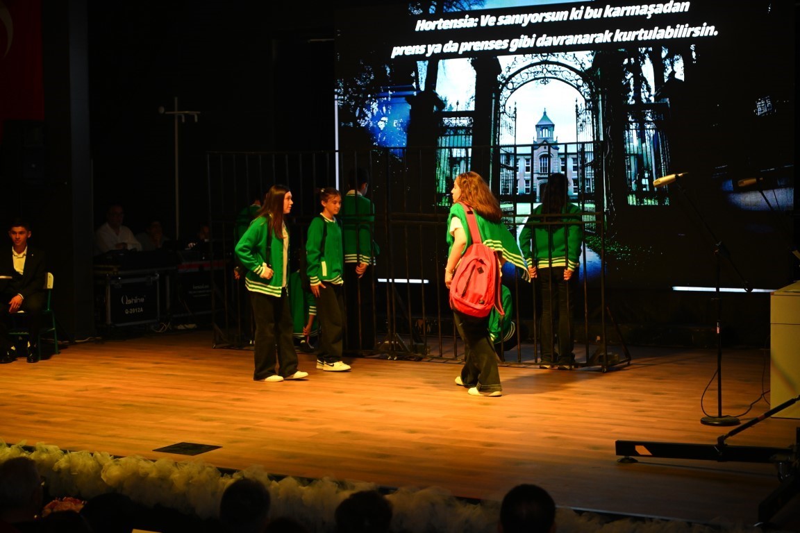 Öğrencilerin sahne performansları yoğun ilgi gördü