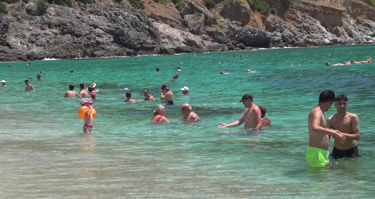 Aşırı sıcaklar sahilleri doldurdu