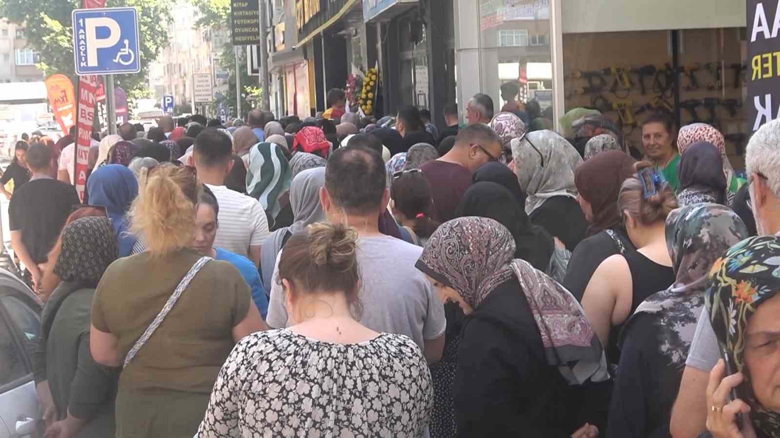 Mağaza açılışında indirim izdihamı