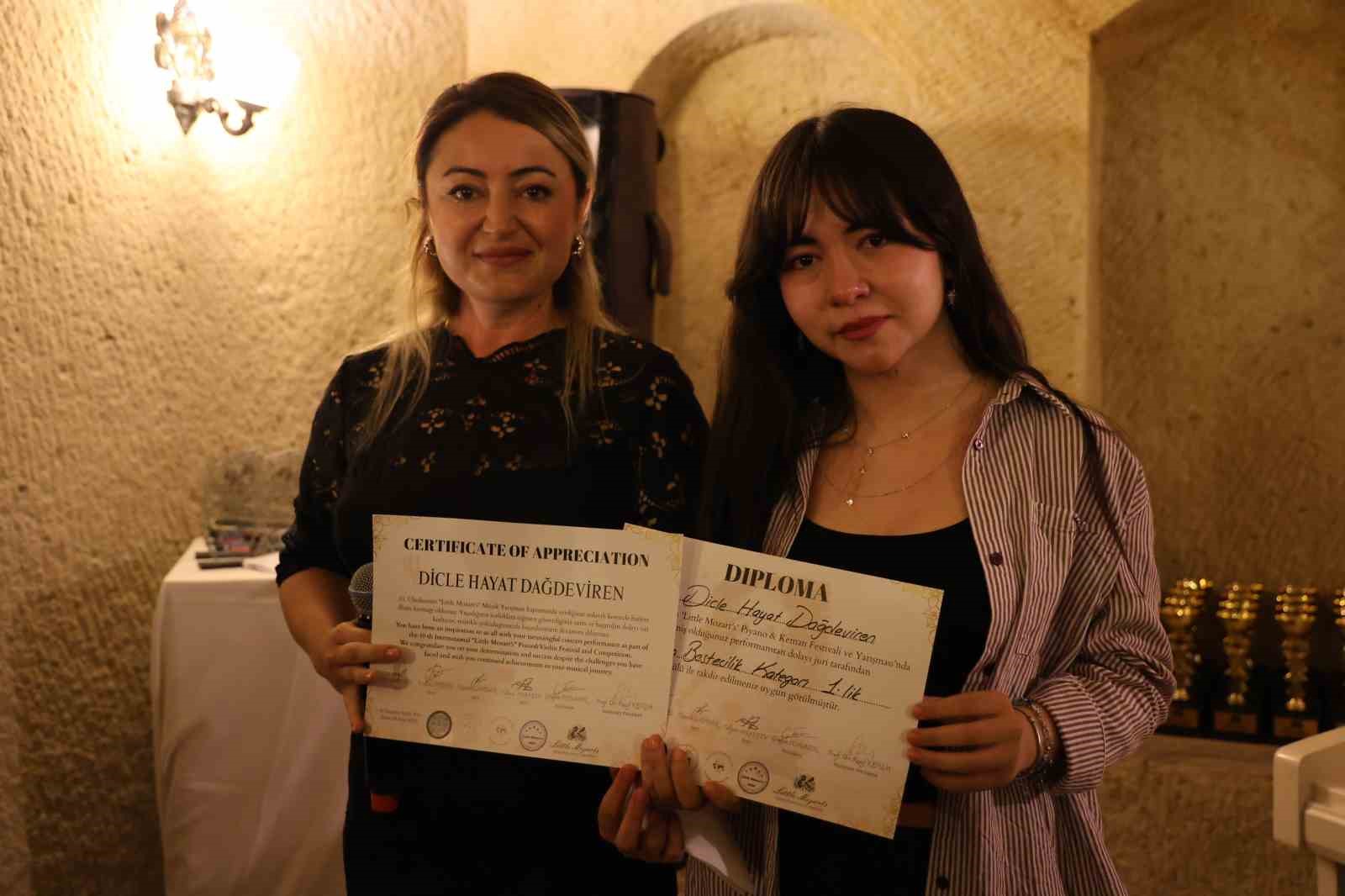 Depremzede Hayat müzikle hayata tutundu