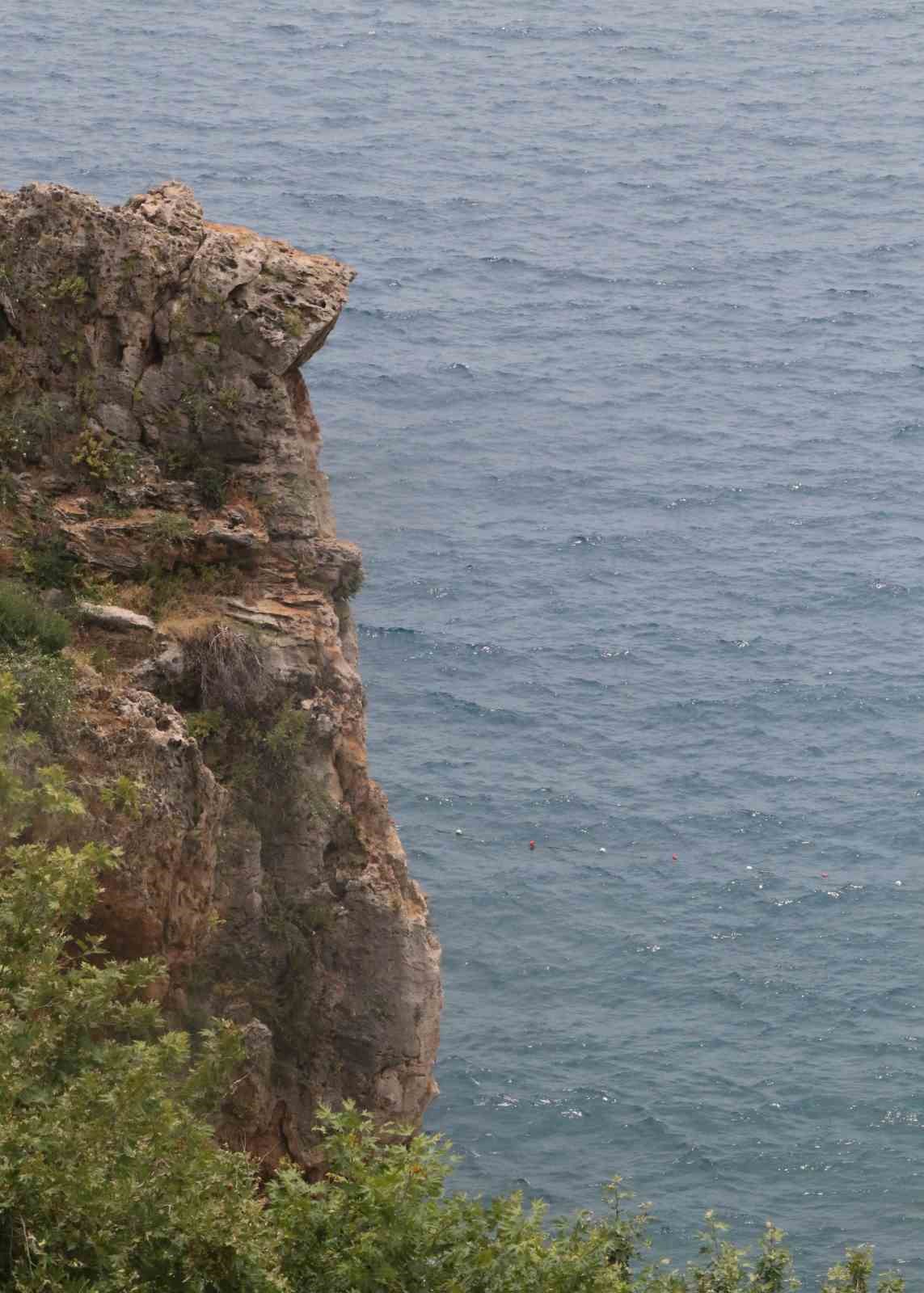 Çit ve uyarı tabelasını dikkate almayıp falezlere çıkan gençler ölüm atlayışları yapıyor
