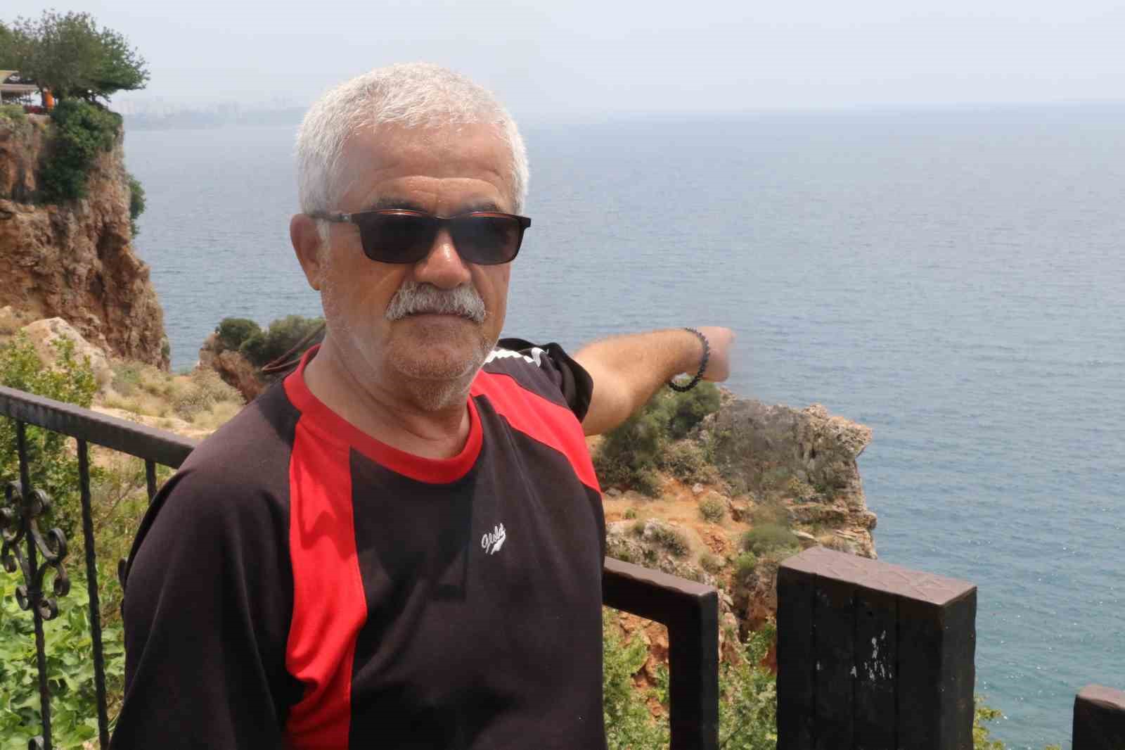 Çit ve uyarı tabelasını dikkate almayıp falezlere çıkan gençler ölüm atlayışları yapıyor