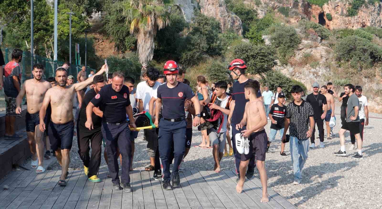 Çit ve uyarı tabelasını dikkate almayıp falezlere çıkan gençler ölüm atlayışları yapıyor