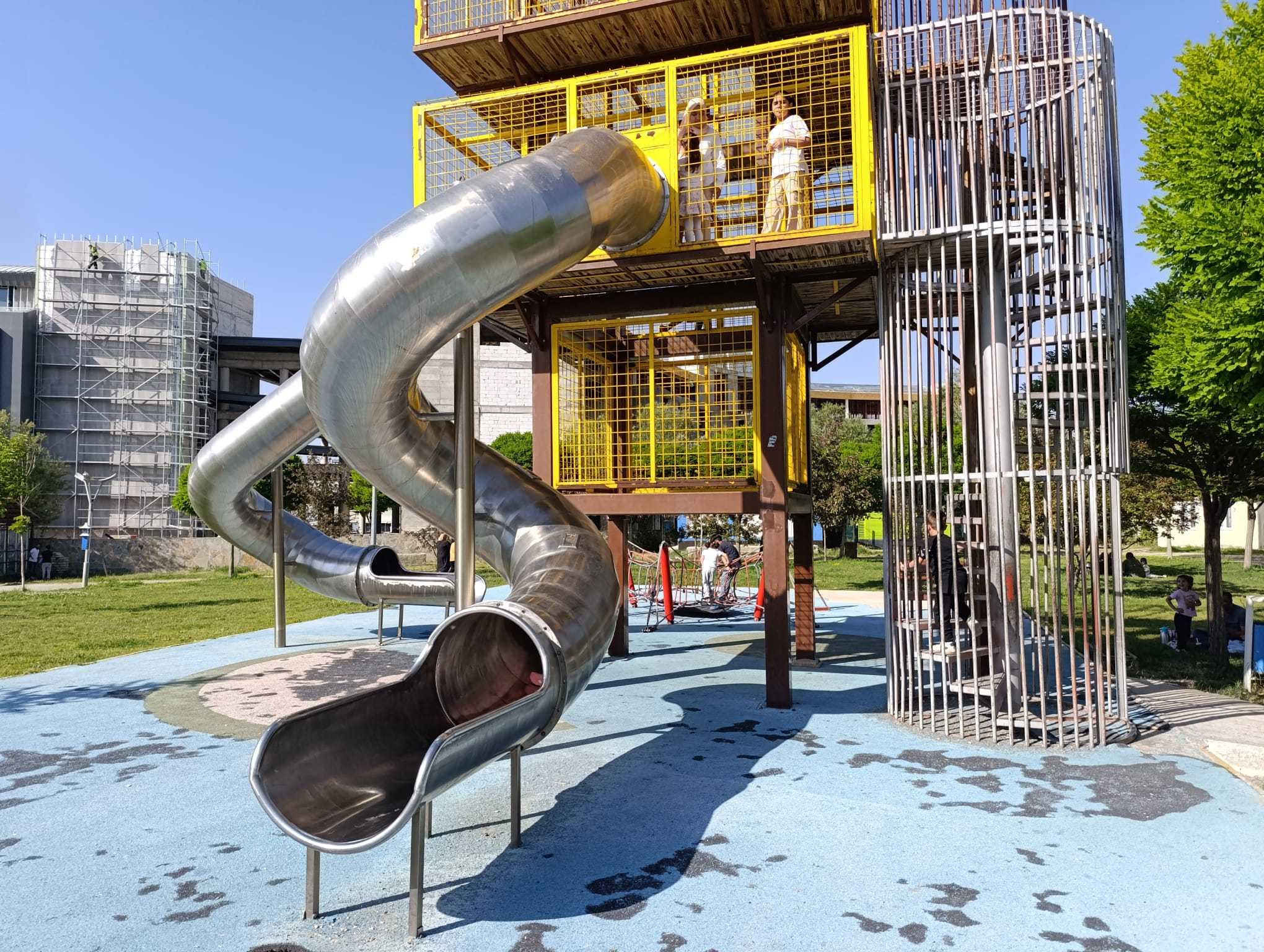 Van Kocaeli Parkı’ndaki Çocuk Oyun Alanı Tehlike Saçıyor!