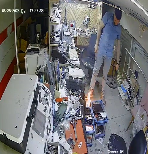 Cep telefonu tamir esnasında bomba gibi patladı