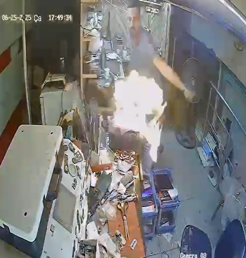 Cep telefonu tamir esnasında bomba gibi patladı