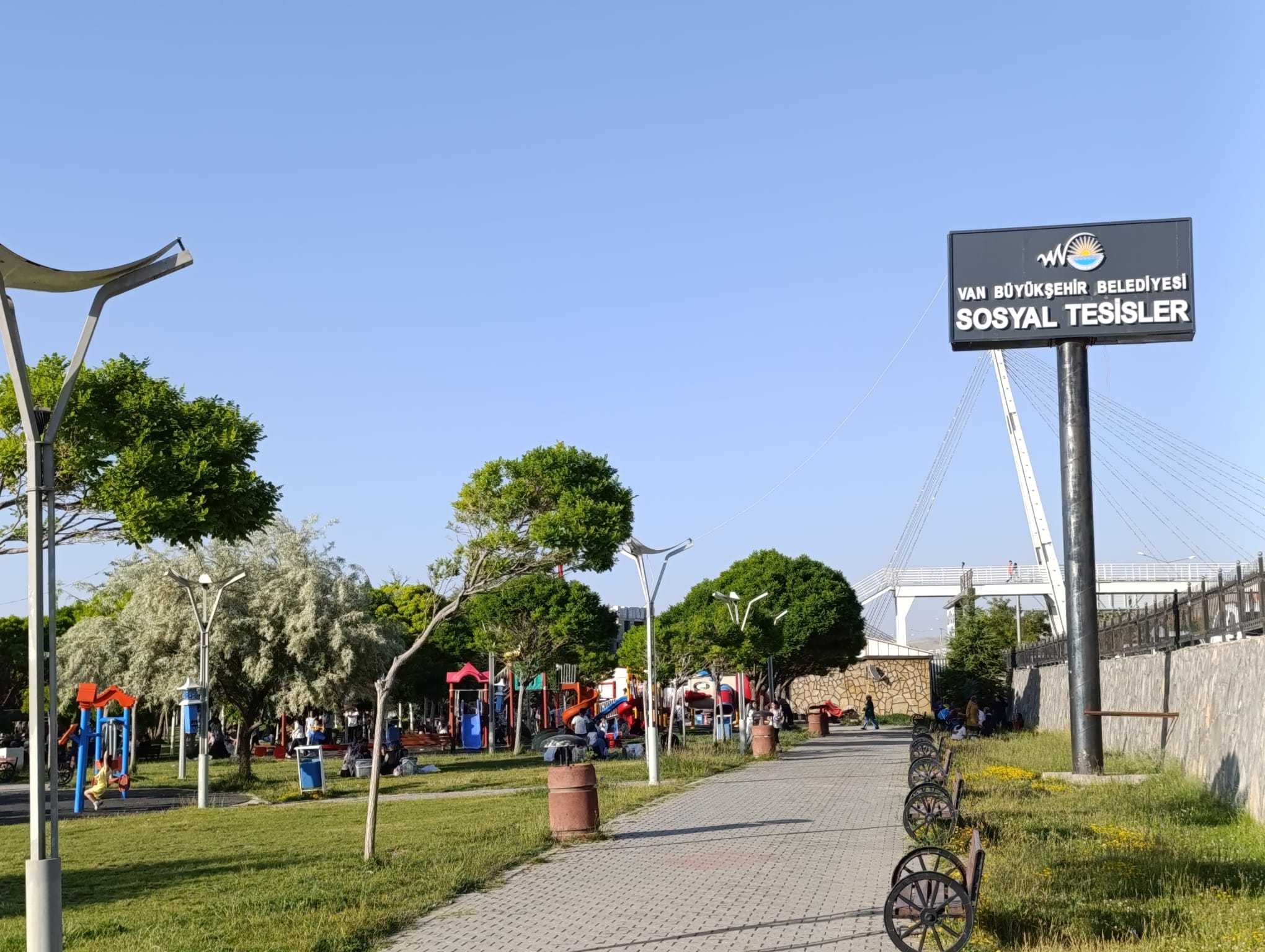 Van Kocaeli Parkı’nda Sinek Sorunu Vatandaşı Canından Bezdirdi