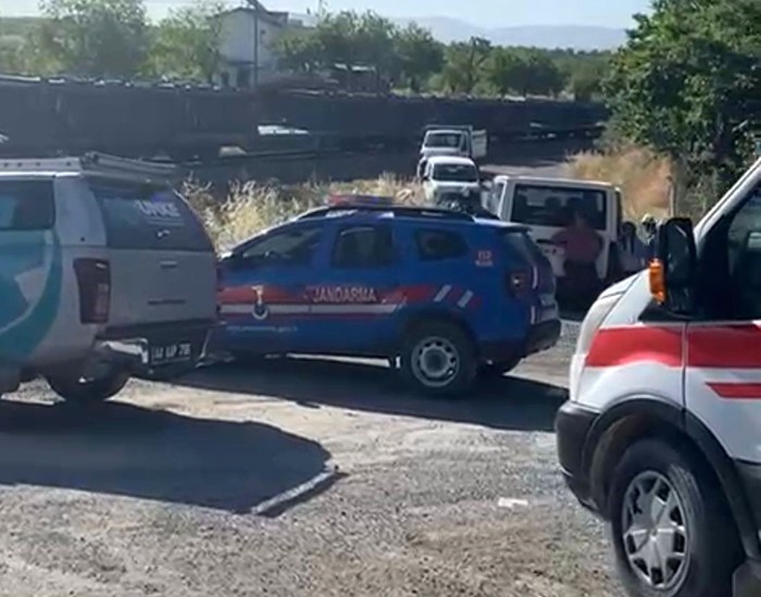 Malatya’da yük treni hemzemin geçitte otomobile çarptı: 5 yaralı
