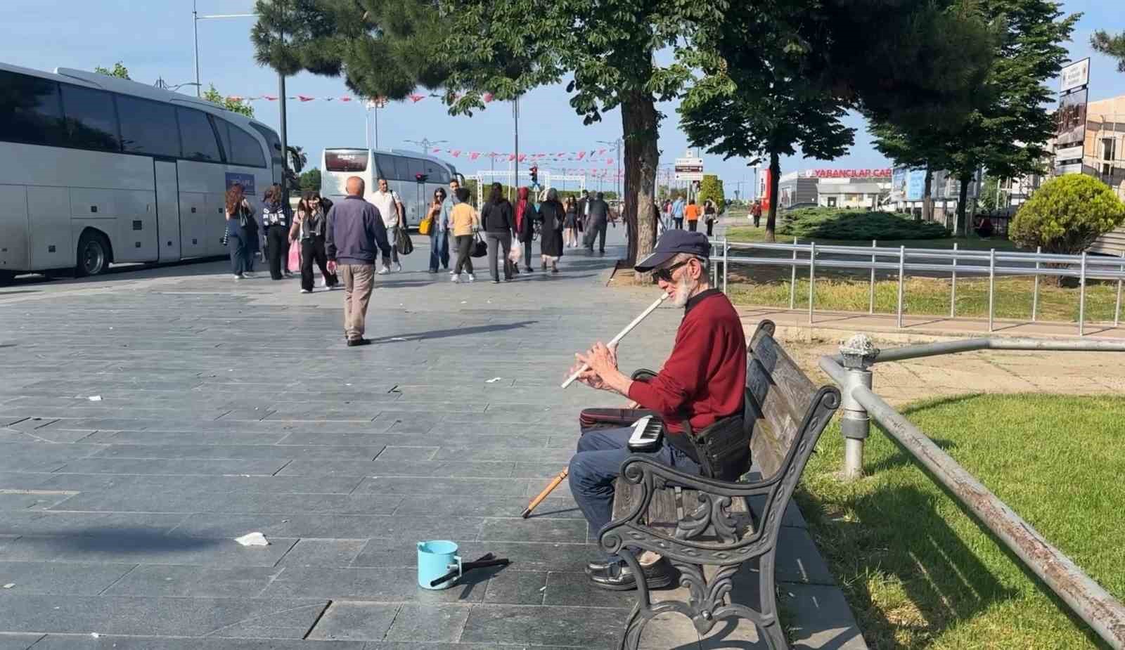 Kesik parmaklarına rağmen neyi bırakmadı: 70 yaşındaki vatandaşın müzik tutkusu hayran bırakıyor