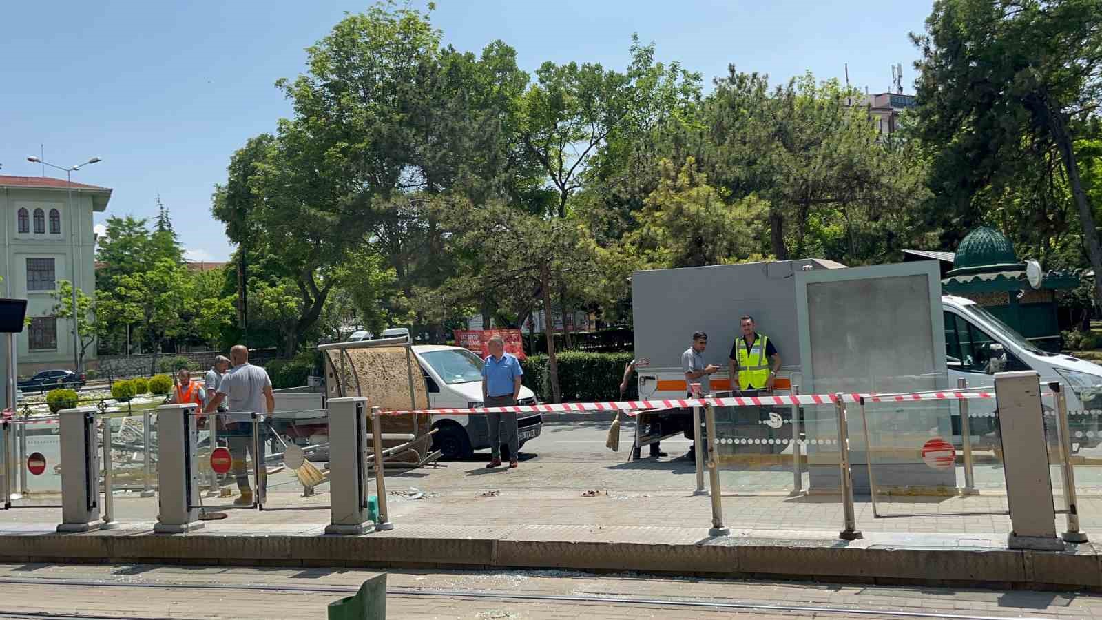 Eskişehir’de otobüs tramvay durağına daldı: 2 yaralı