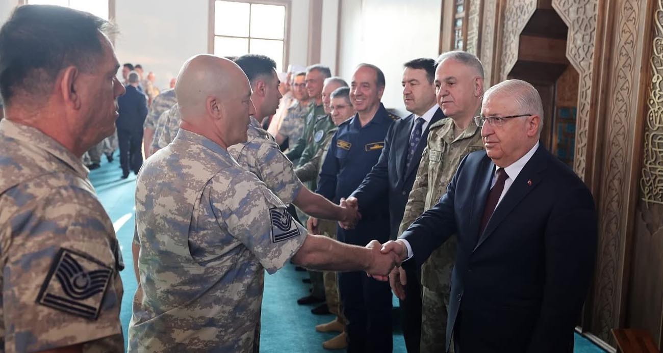 Bakan Güler, Kurban Bayramı’nda Mehmetçikle bir araya geldi