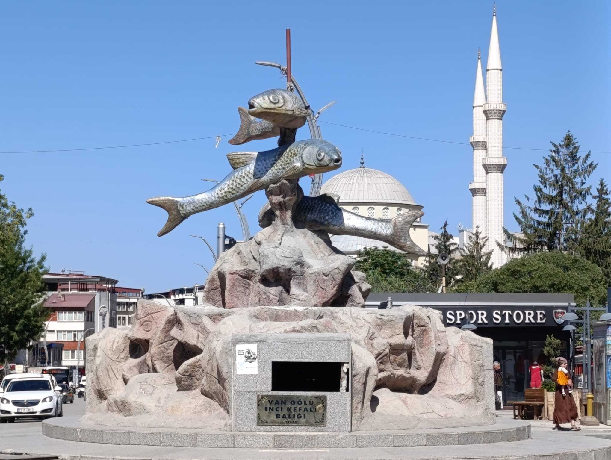 Van Balığı Heykeli Çürümeye Terk Edildi!