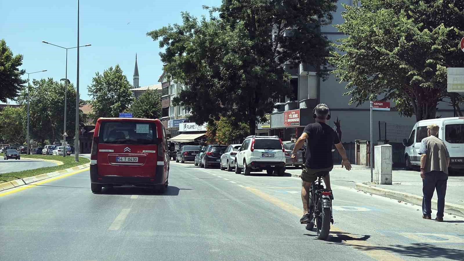 Müziğe kendini kaptırdı: Hem kendi hem de diğer sürücülerin canını tehlikeye attı