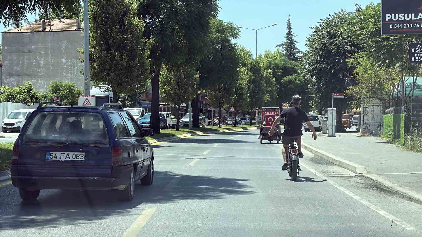 Müziğe kendini kaptırdı: Hem kendi hem de diğer sürücülerin canını tehlikeye attı
