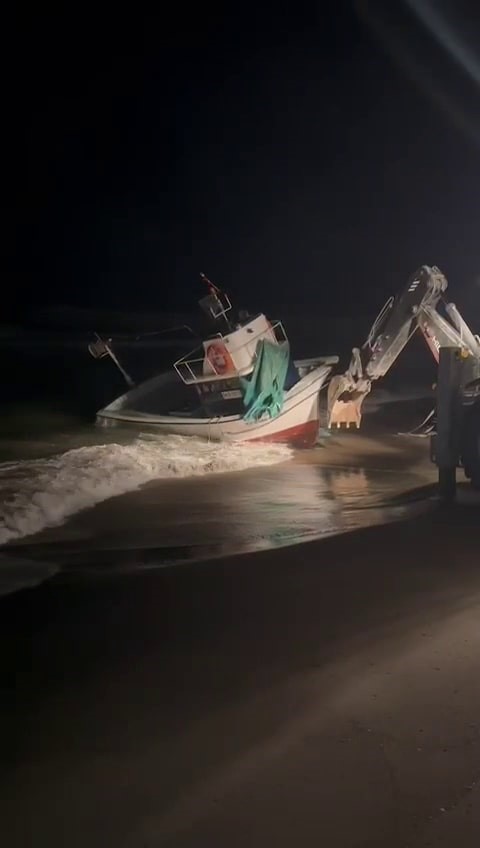 8 metrelik balıkçı teknesi karaya oturdu