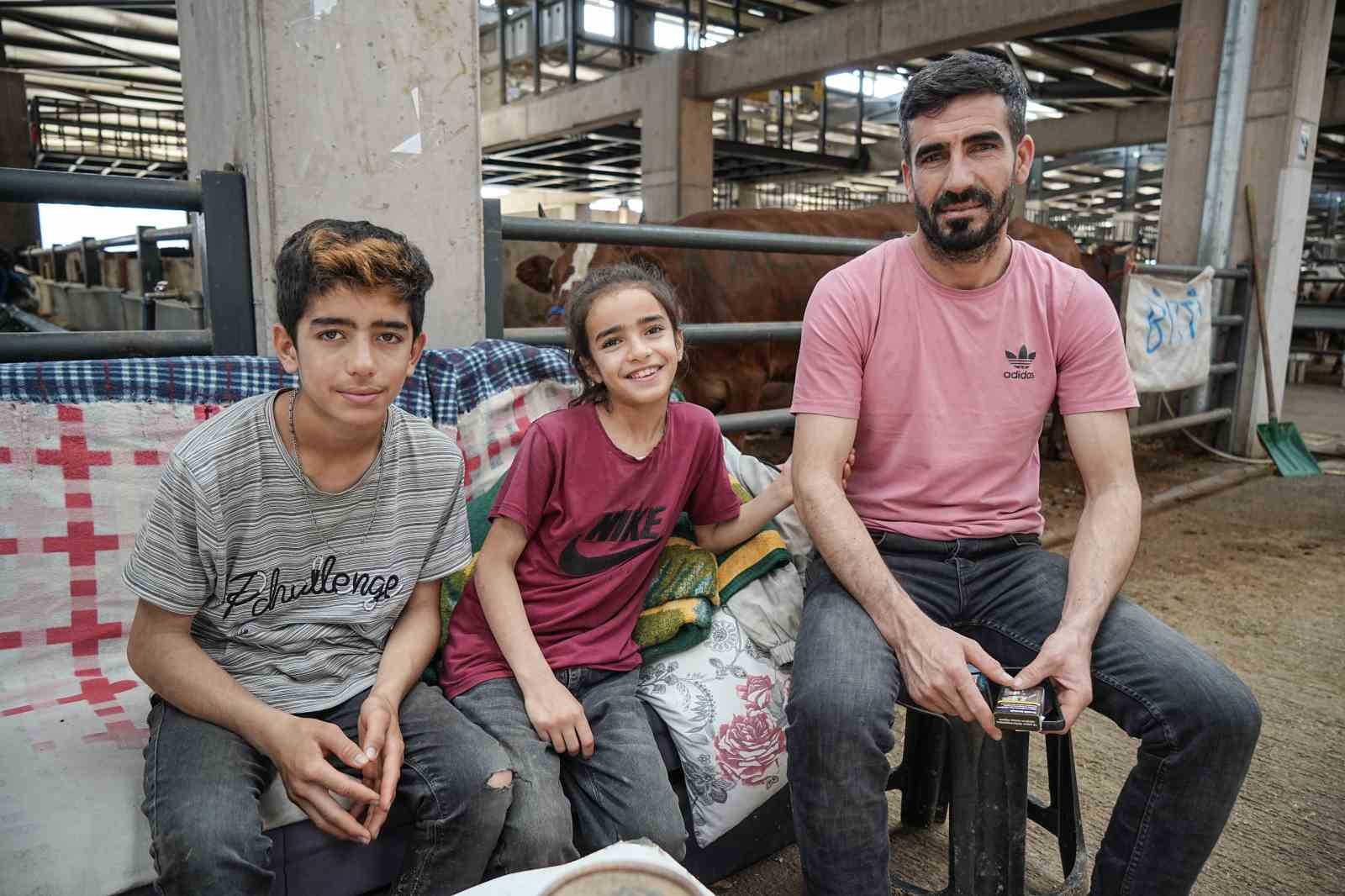 8 yaşındaki Ecrin hayvan pazarının en küçük satıcısı