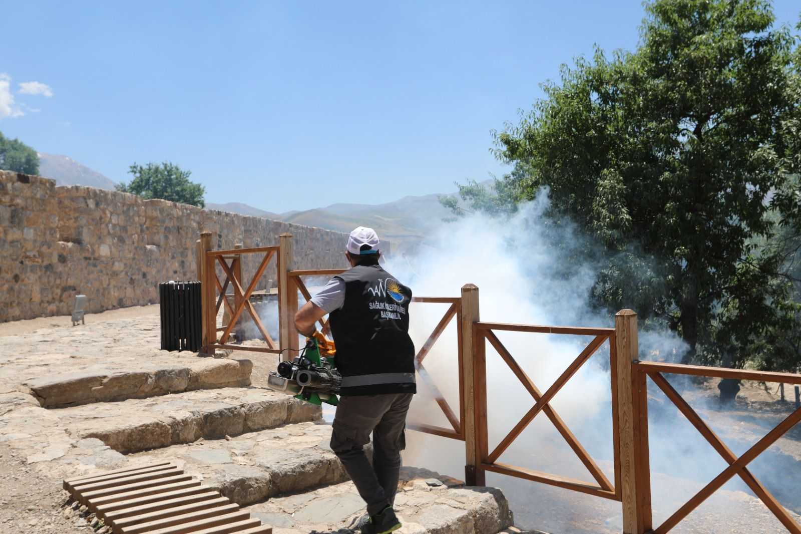 Van’ın turistik yerleri ilaçlanıyor