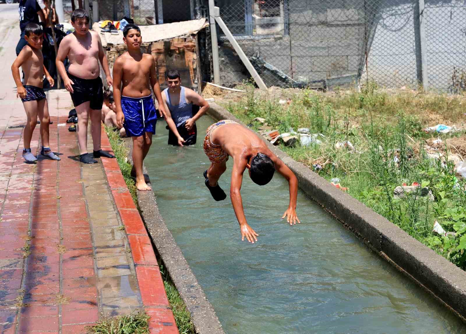 Adanalı çocukların yaz tatili: Kanaletlerde yüzüyor, kaldırımda güneşleniyorlar