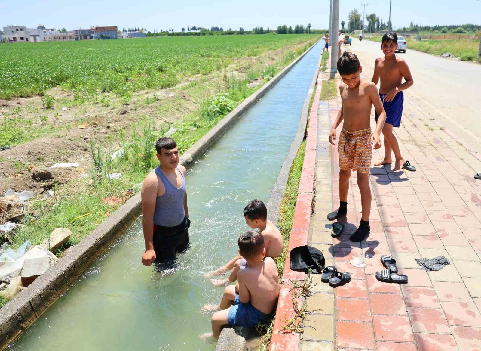 Adanalı çocukların yaz tatili: Kanaletlerde yüzüyor, kaldırımda güneşleniyorlar