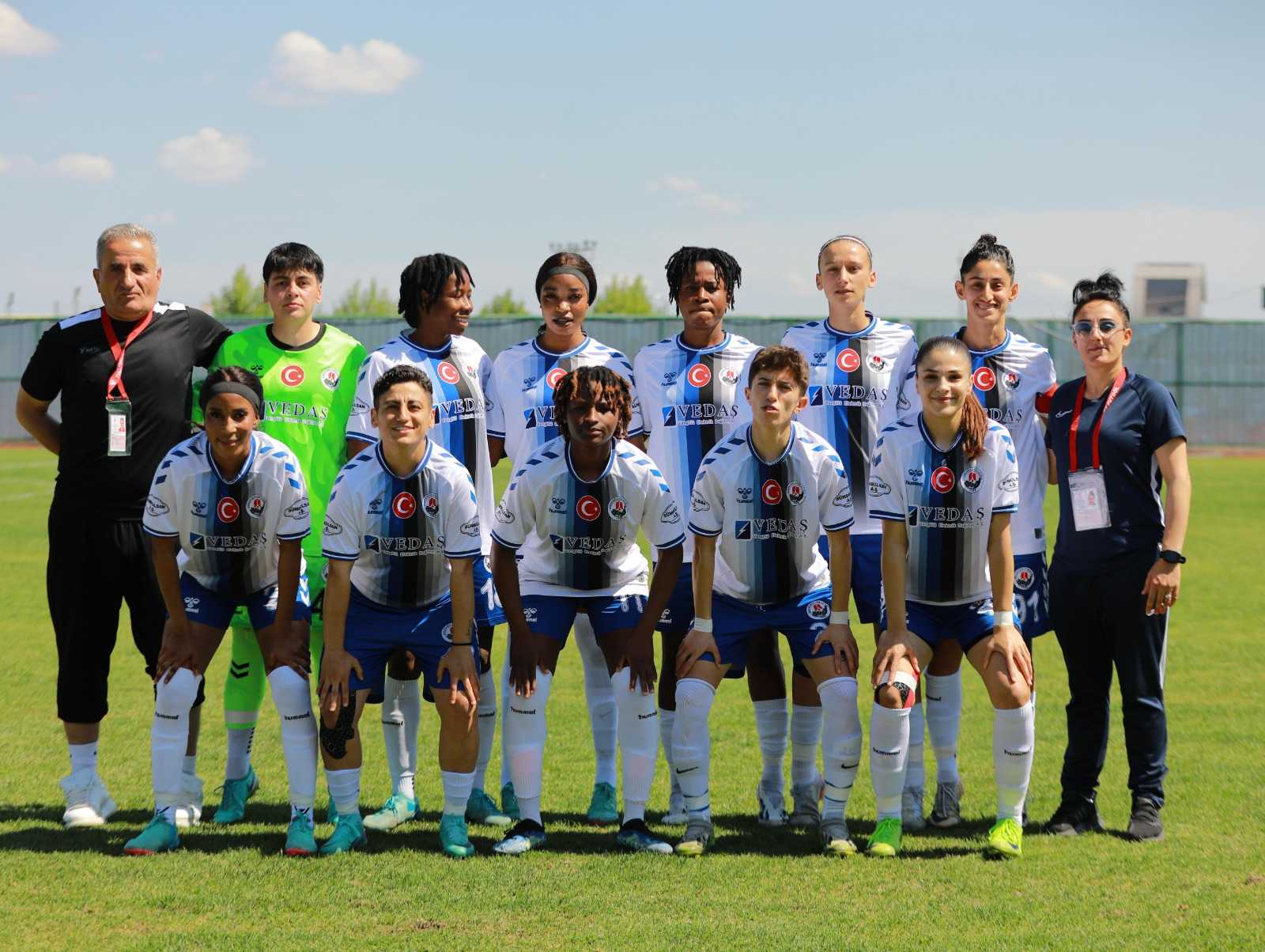 Hakkari Gücü Kadın Futbol Takımı, Türkerler Holding’in desteğiyle başarılarını sürdürüyor