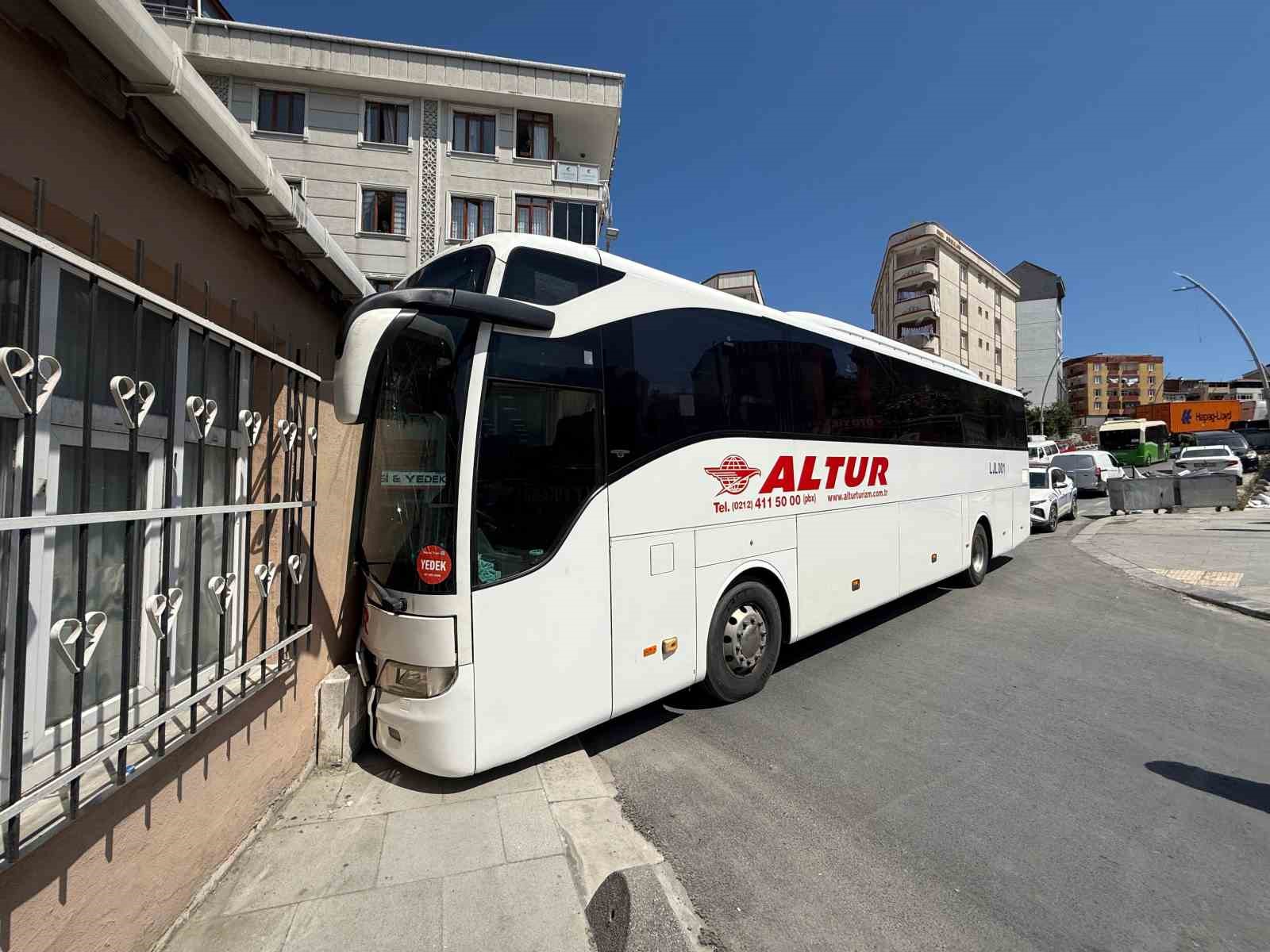 Freni boşalan yolcu otobüsü kayarak gecekonduya çarptı