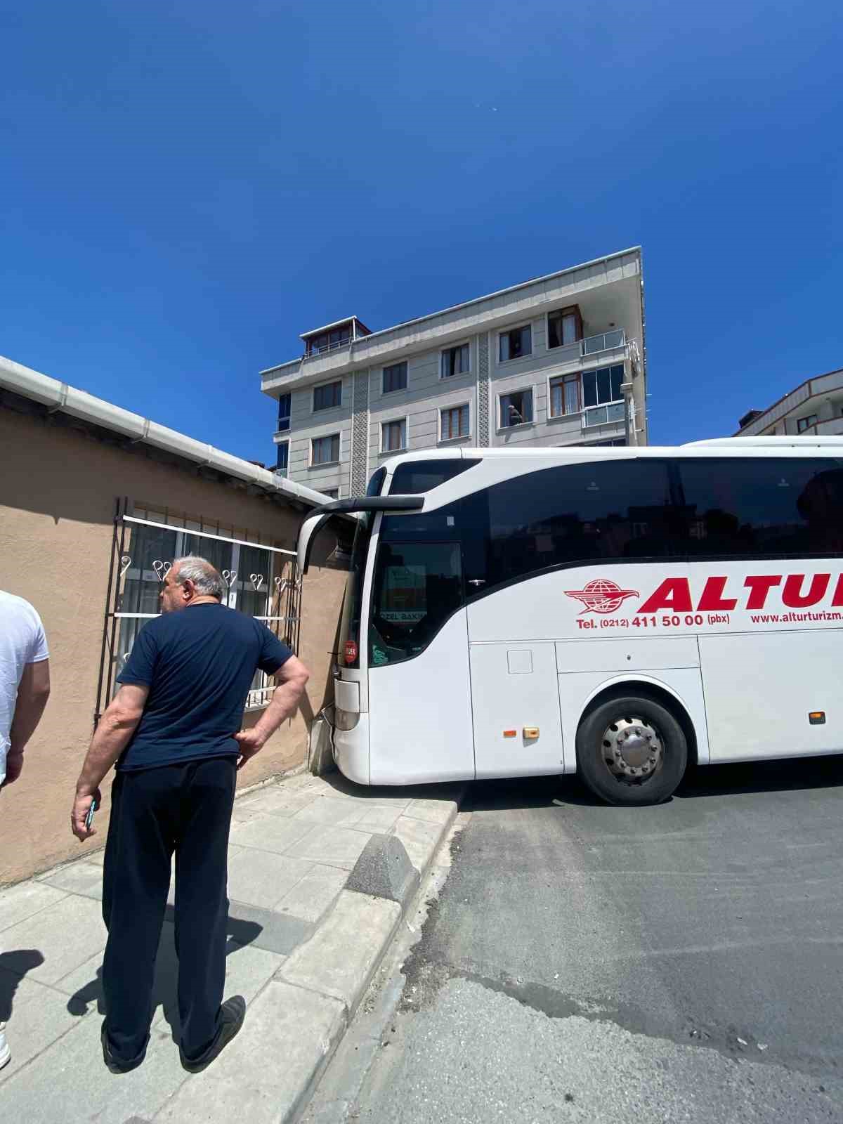 Freni boşalan yolcu otobüsü kayarak gecekonduya çarptı