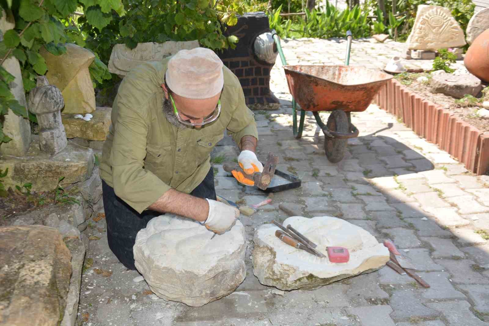 Taşlara kazınan bir tutku: Evinin bahçesini, Türk-İslam Eserleri Müzesi’ne çevirdi
