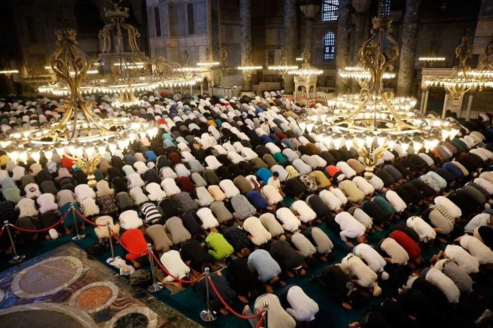 Bayram Namazı Nasıl Kılınır? Hanefi ve Şafii Farkı