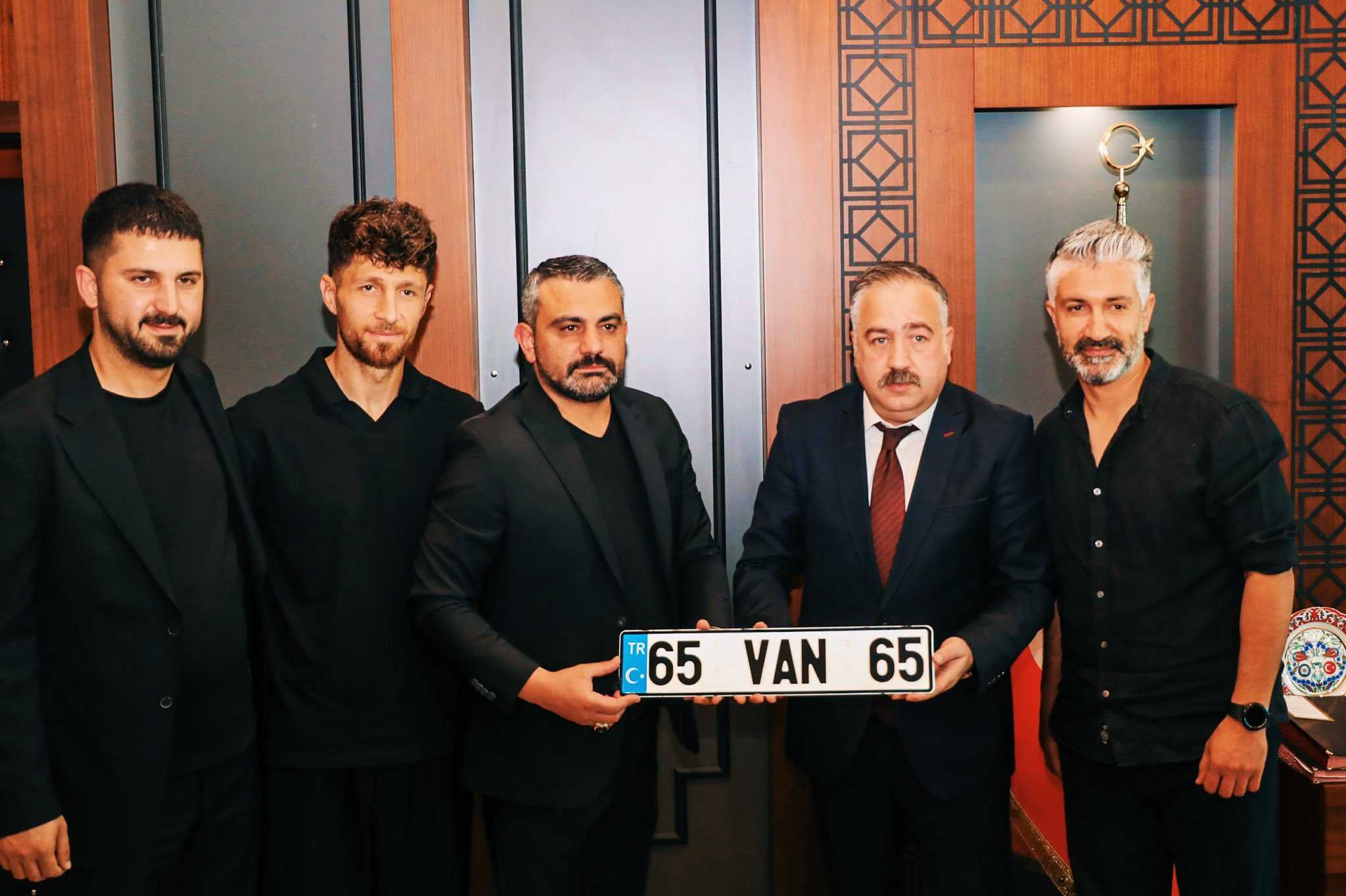 Van Emniyet Müdürü Mutlu’dan “65 VAN 65” Plakasıyla Vanspor’a Destek