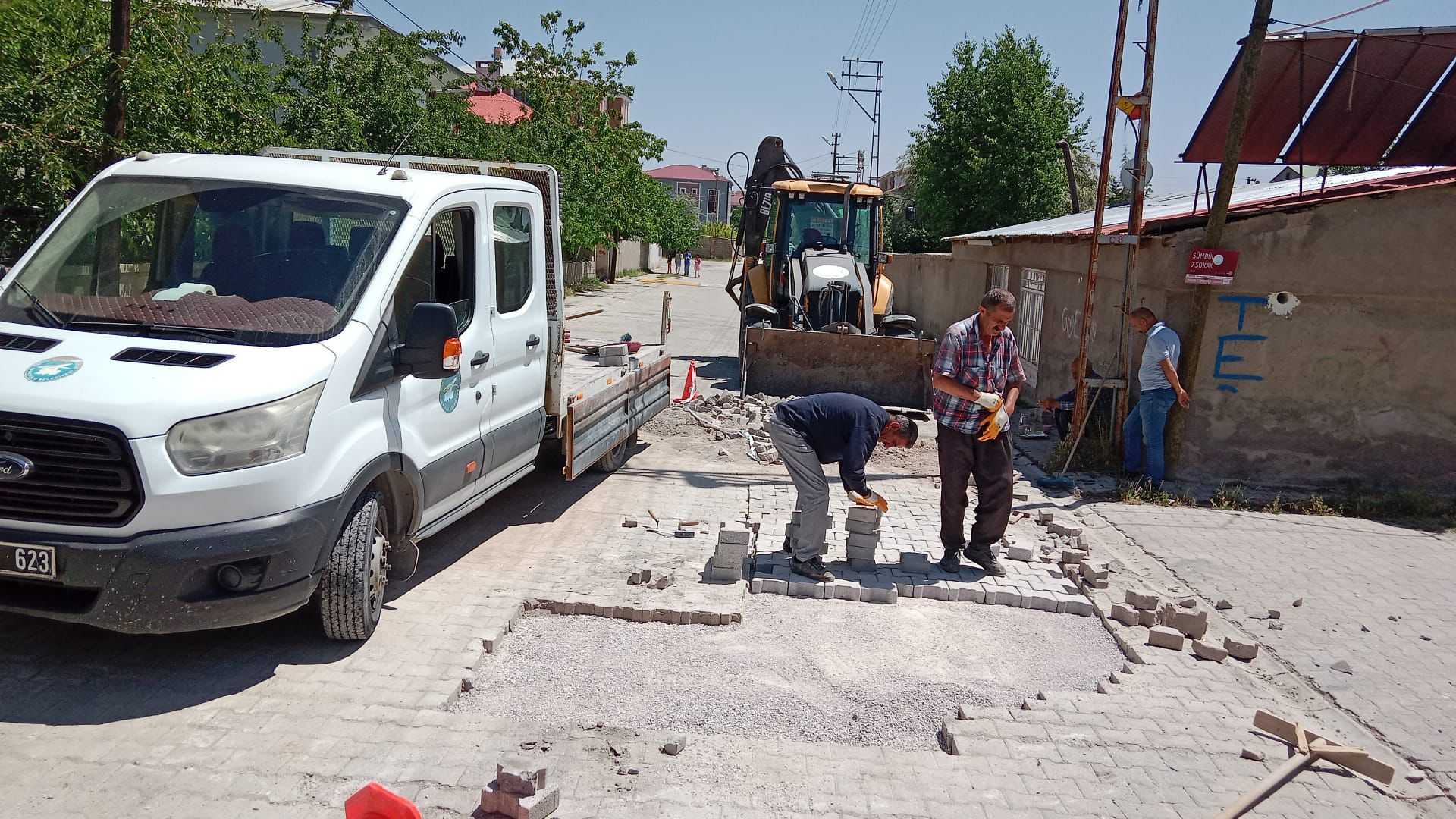 İpekyolu’nda Yol ve Kaldırım Onarımları Sürüyor