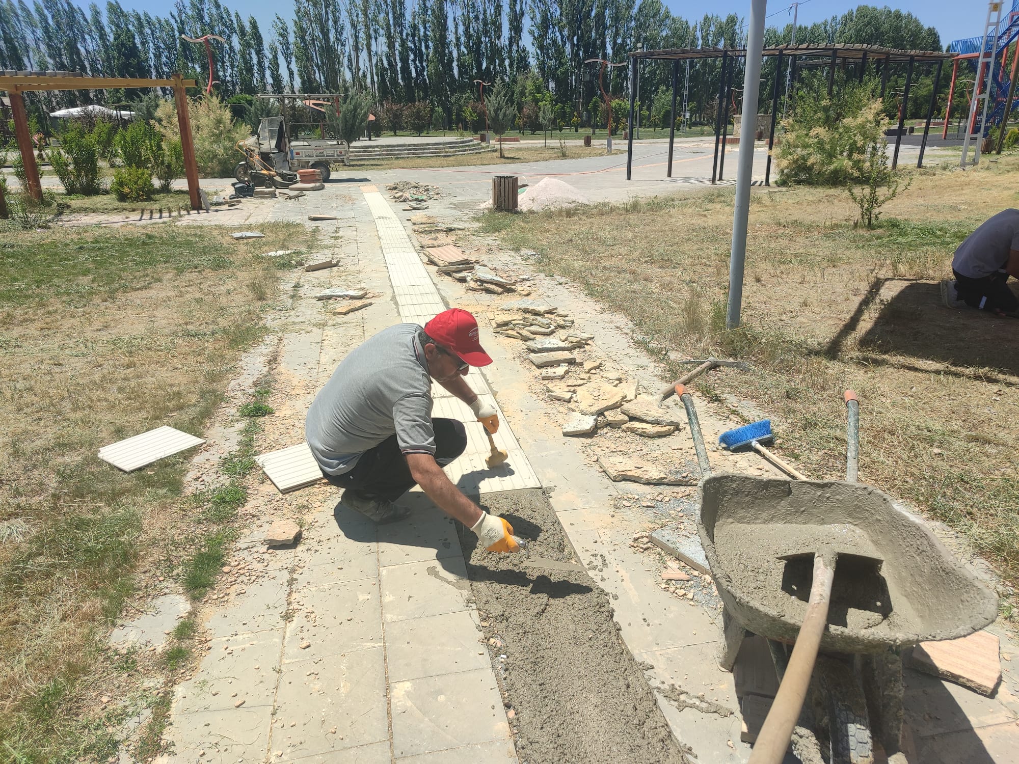 Gürpınar’da Park ve Yeşil Alanlarda Yoğun Mesai