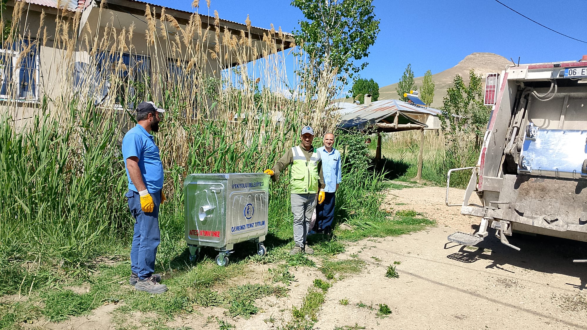 İpekyolu’ nda yeni çöp konteynerleri  mahallelere dağıtıldı