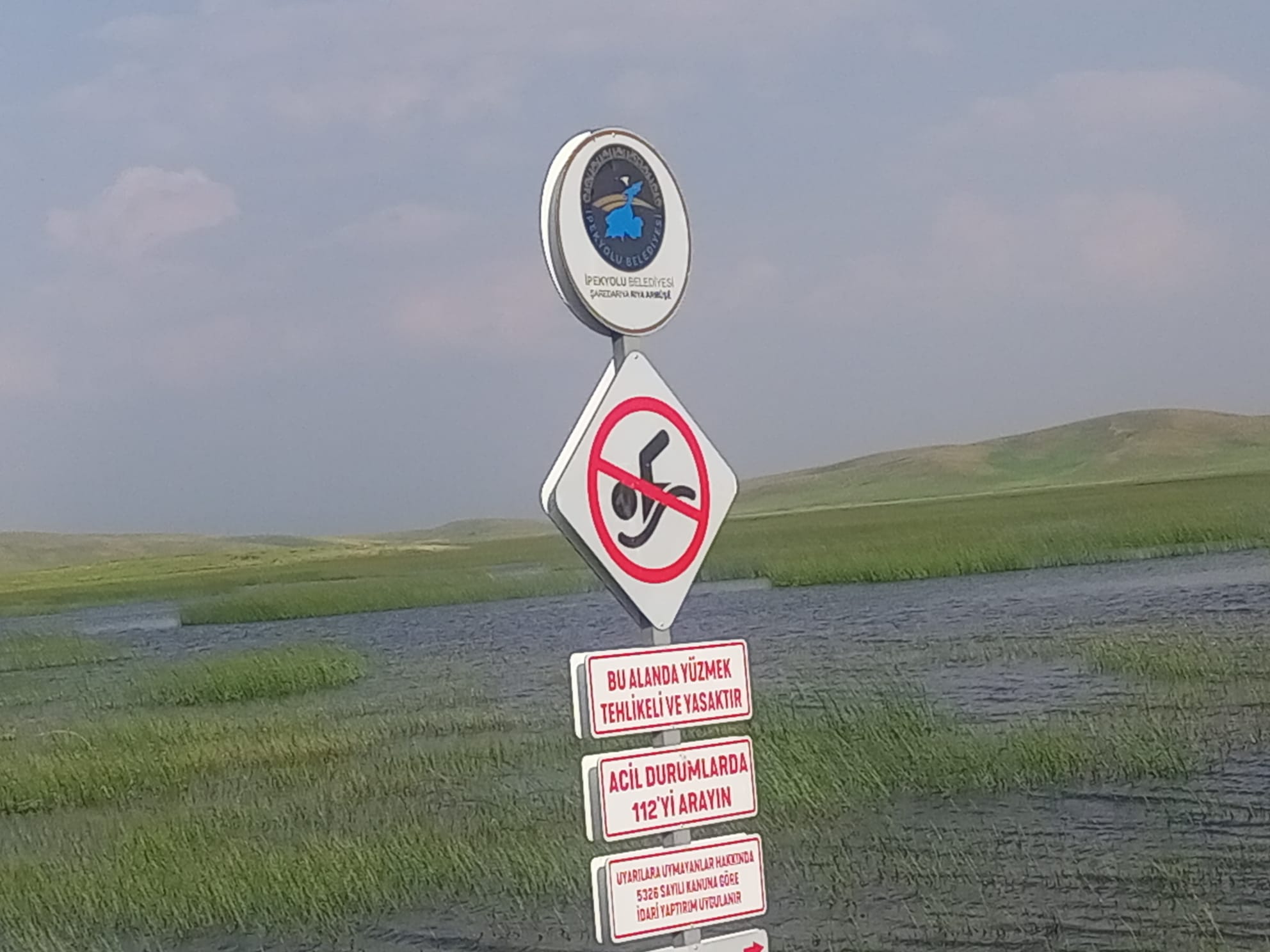 İpekyolu Belediyesi Keşiş Gölü’ne Uyarı Levhaları Astı