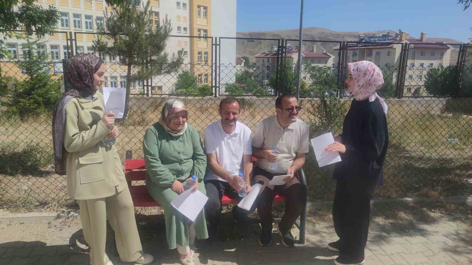 İkiz kardeşler kızlarıyla birlikte YKS’ye girdi