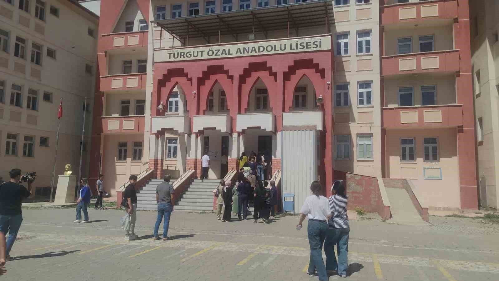 İkiz kardeşler kızlarıyla birlikte YKS’ye girdi