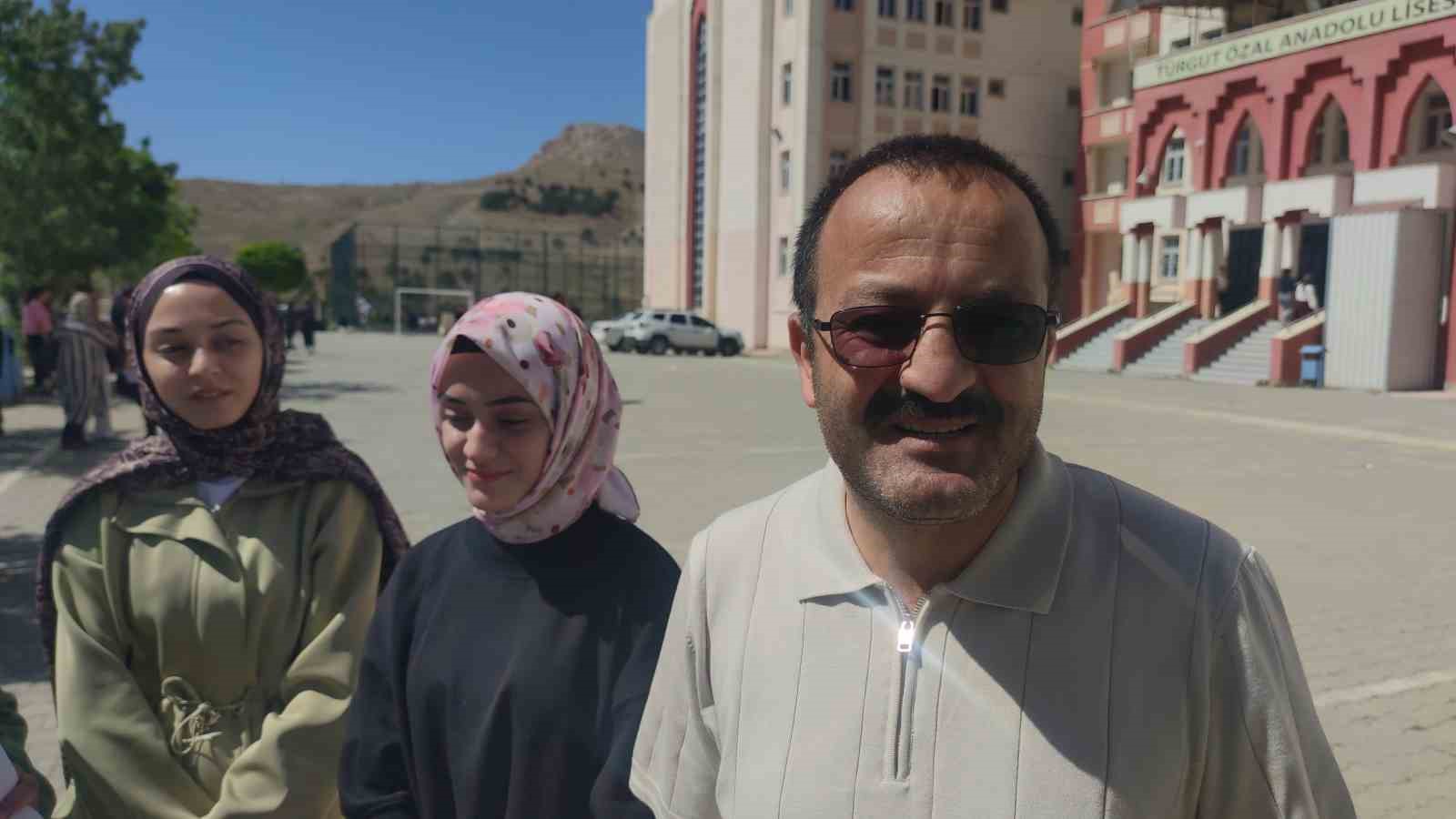 İkiz kardeşler kızlarıyla birlikte YKS’ye girdi