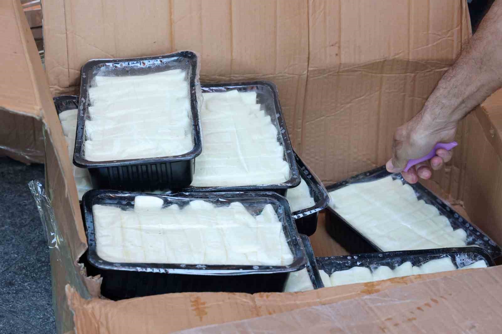 Otobüs Terminali’nde usulsüz taşınan 700 kilogram peynir çöp kamyonu çağrılarak imha edildi