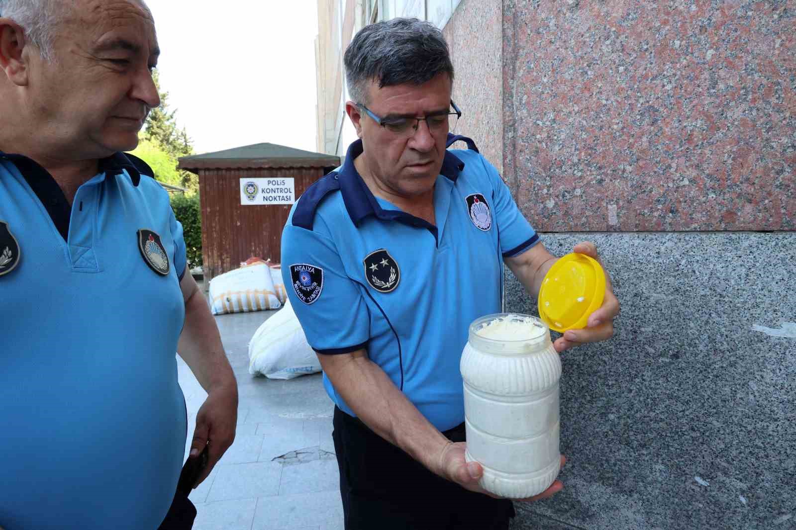 Otobüs Terminali’nde usulsüz taşınan 700 kilogram peynir çöp kamyonu çağrılarak imha edildi