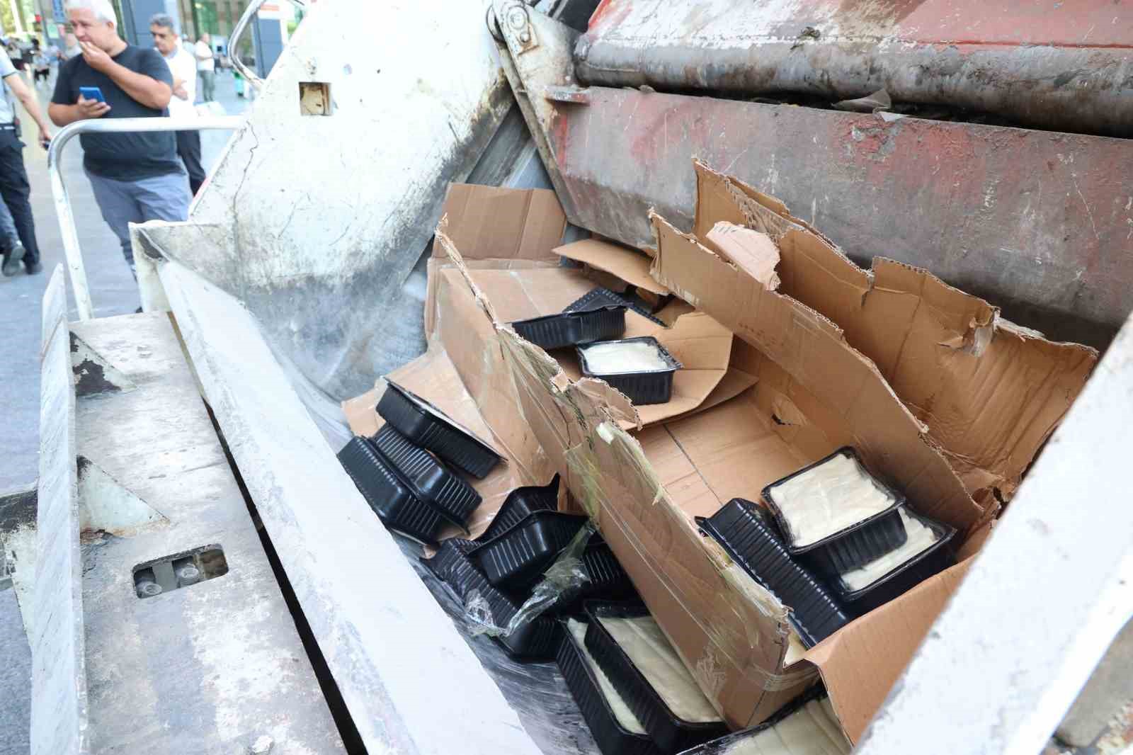 Otobüs Terminali’nde usulsüz taşınan 700 kilogram peynir çöp kamyonu çağrılarak imha edildi