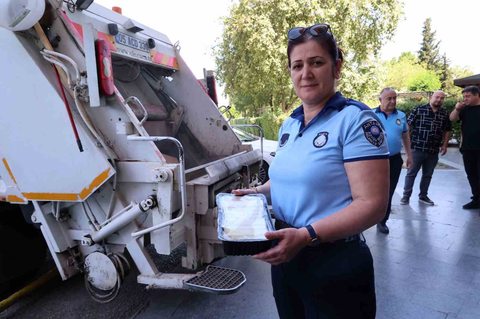Otobüs Terminali’nde usulsüz taşınan 700 kilogram peynir çöp kamyonu çağrılarak imha edildi