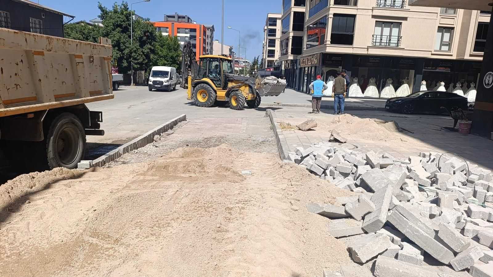 İpekyolu’nda yeni yol ve kaldırım çalışmaları sürüyor