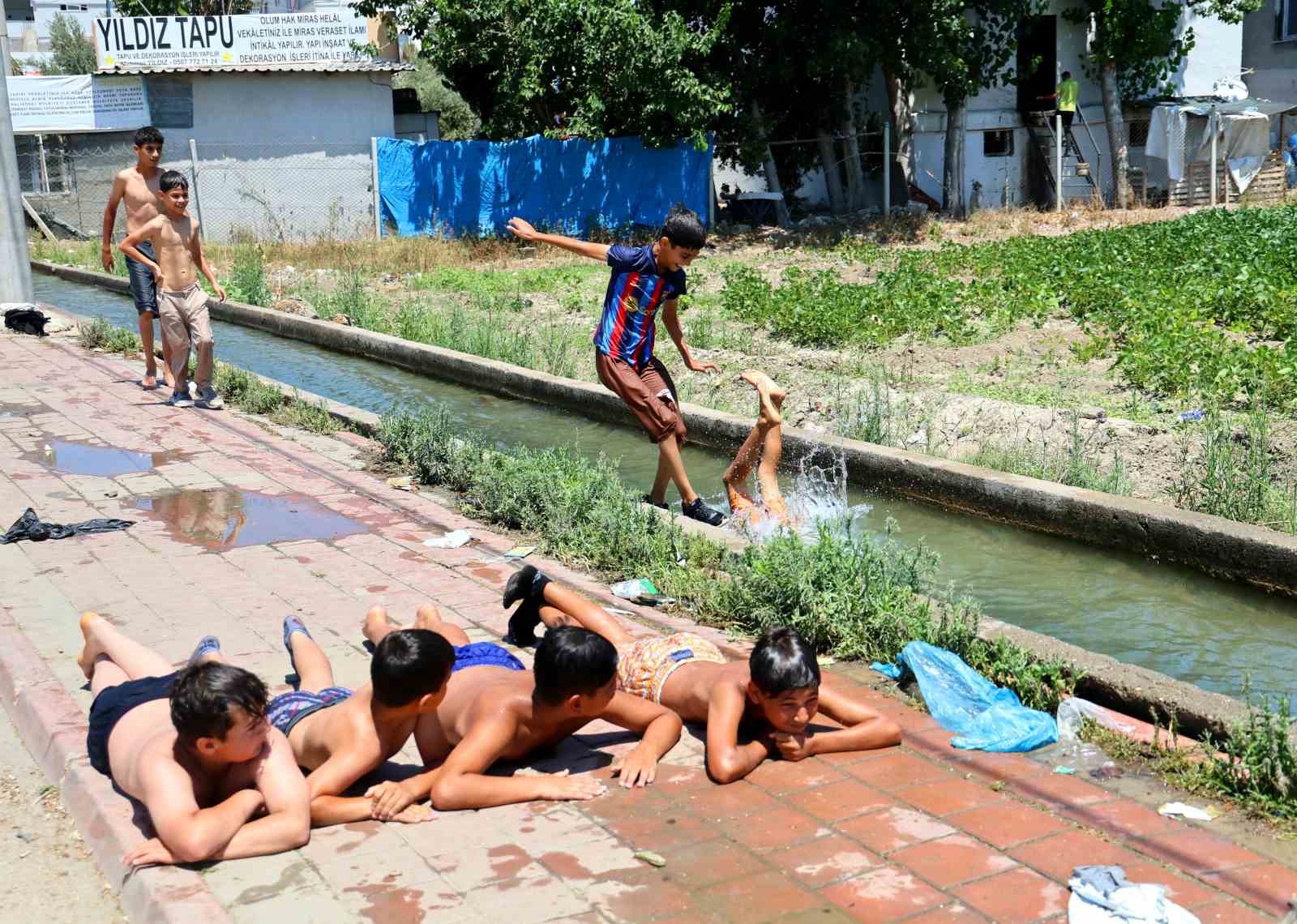 Adana Sıcağında Serinlik Arayan Çocuklar Kanaletlerde Yüzüyor