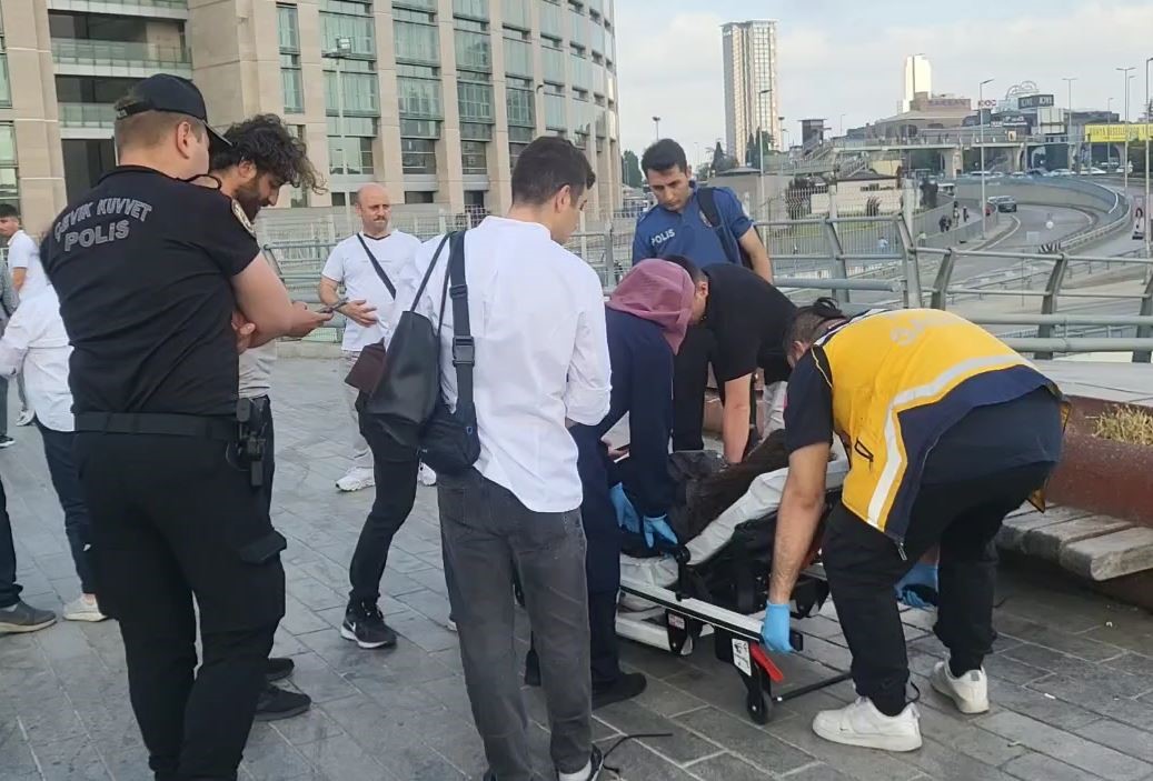 Adliye meydanındaki bariyerler rüzgarın etkisiyle 2 personelin üzerine devrildi